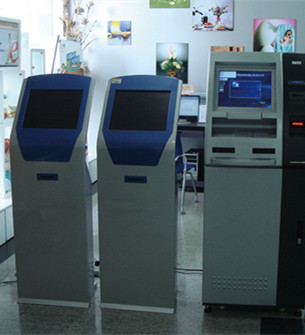 触沃22寸电容触摸查询一体机应用于上海交通银行，用于业务查询。